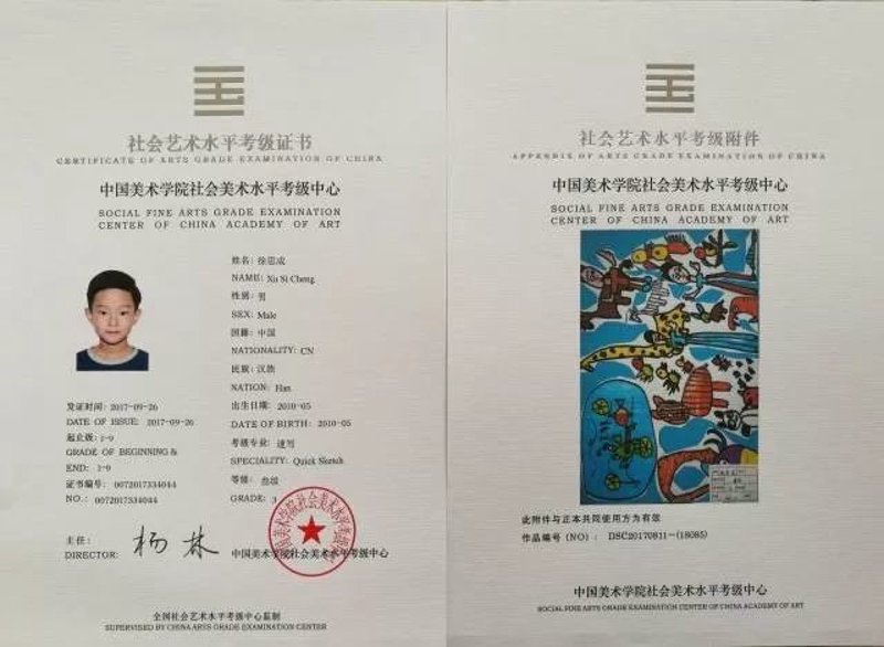 在少儿美术班,孩子们通过画笔探索色彩与形状的奇妙世界。今天,我们将用幽默风趣的方式对比一下三个海洋生物:章鱼、螃蟹和鲸鱼。
